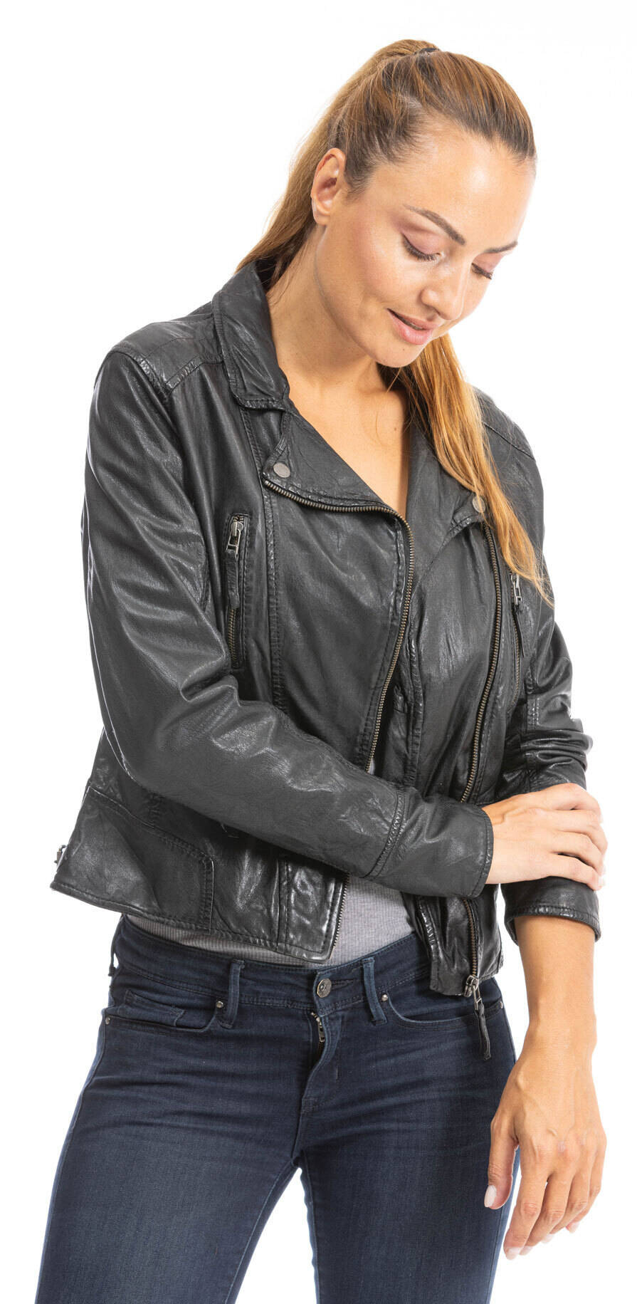 60861-blouson-noir-pose