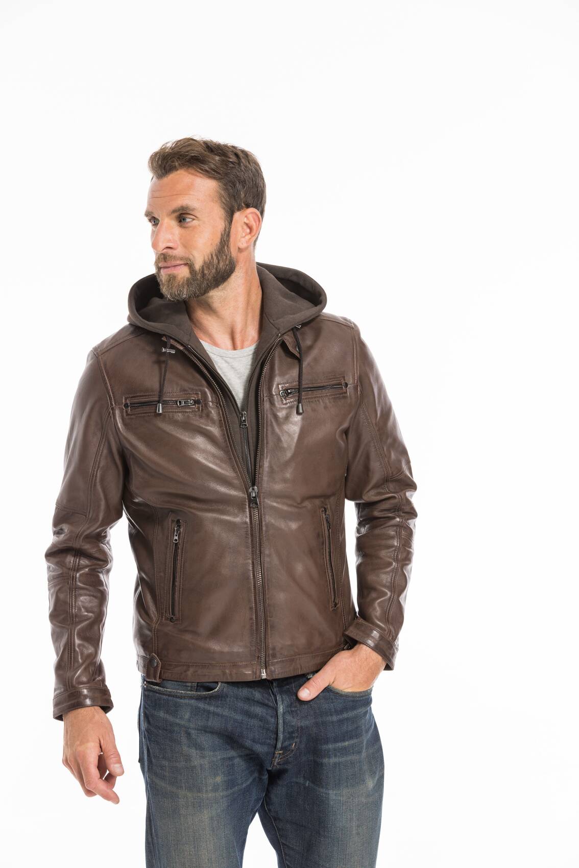 CG-23-HOMME-MARIO-MARRON-25591 1