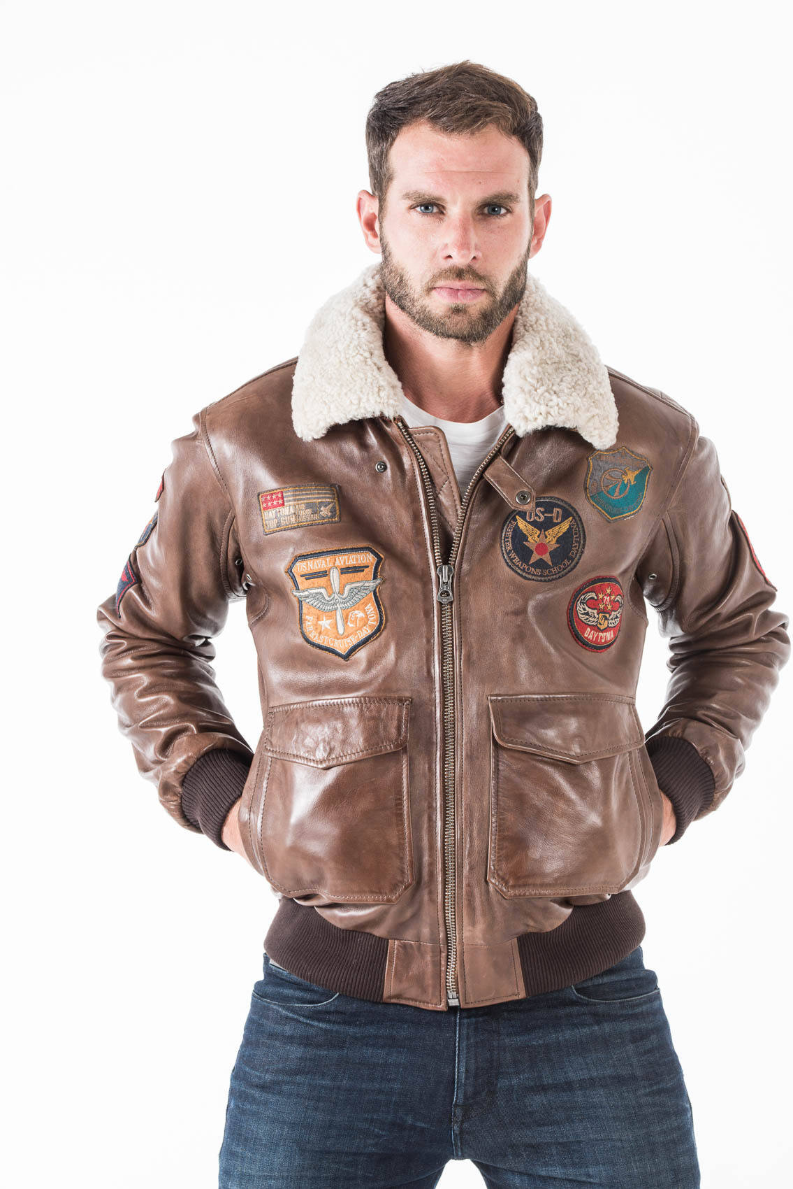 pose avec blouson cuir pilote mythic 001577